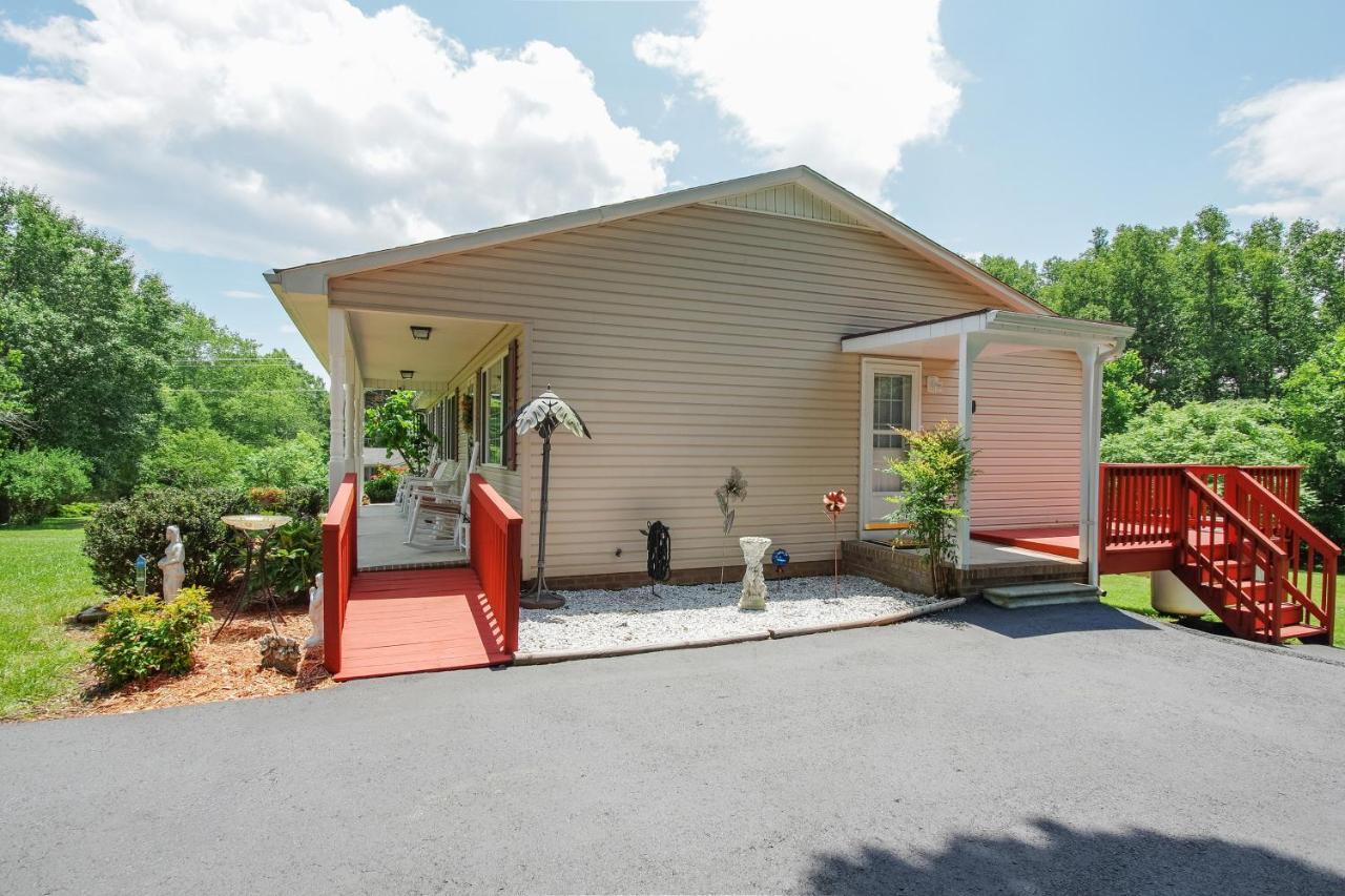 Chatham Getaway With Fireplace, Deck And Gas Grill! Eksteriør bilde