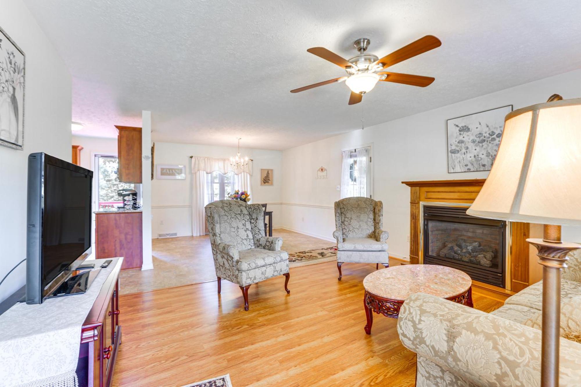Chatham Getaway With Fireplace, Deck And Gas Grill! Eksteriør bilde