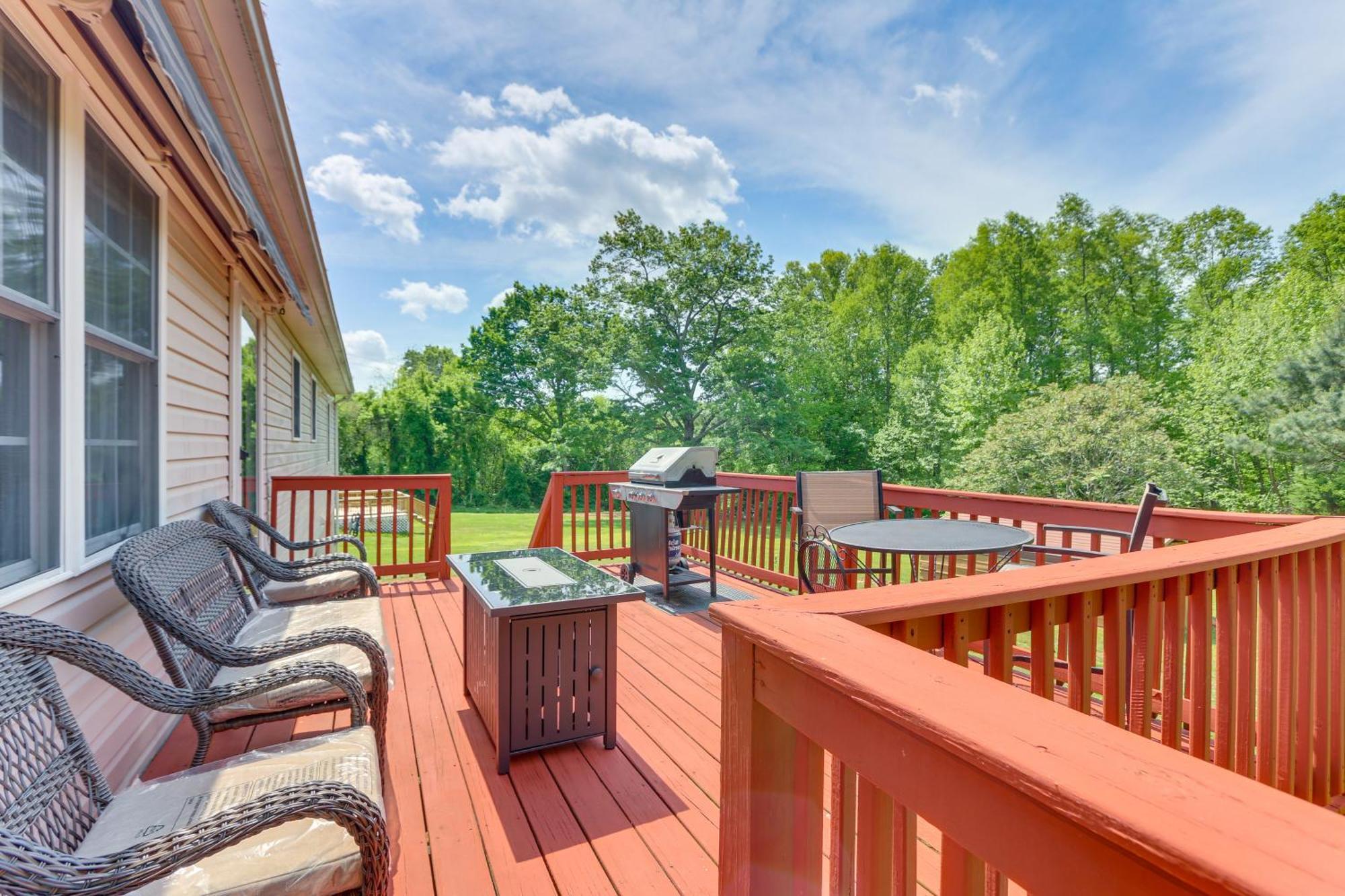 Chatham Getaway With Fireplace, Deck And Gas Grill! Eksteriør bilde