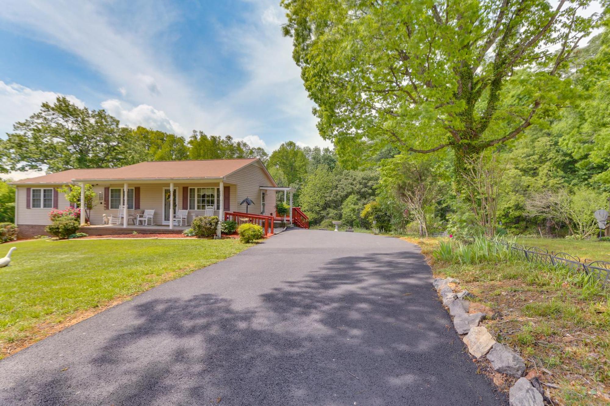Chatham Getaway With Fireplace, Deck And Gas Grill! Eksteriør bilde
