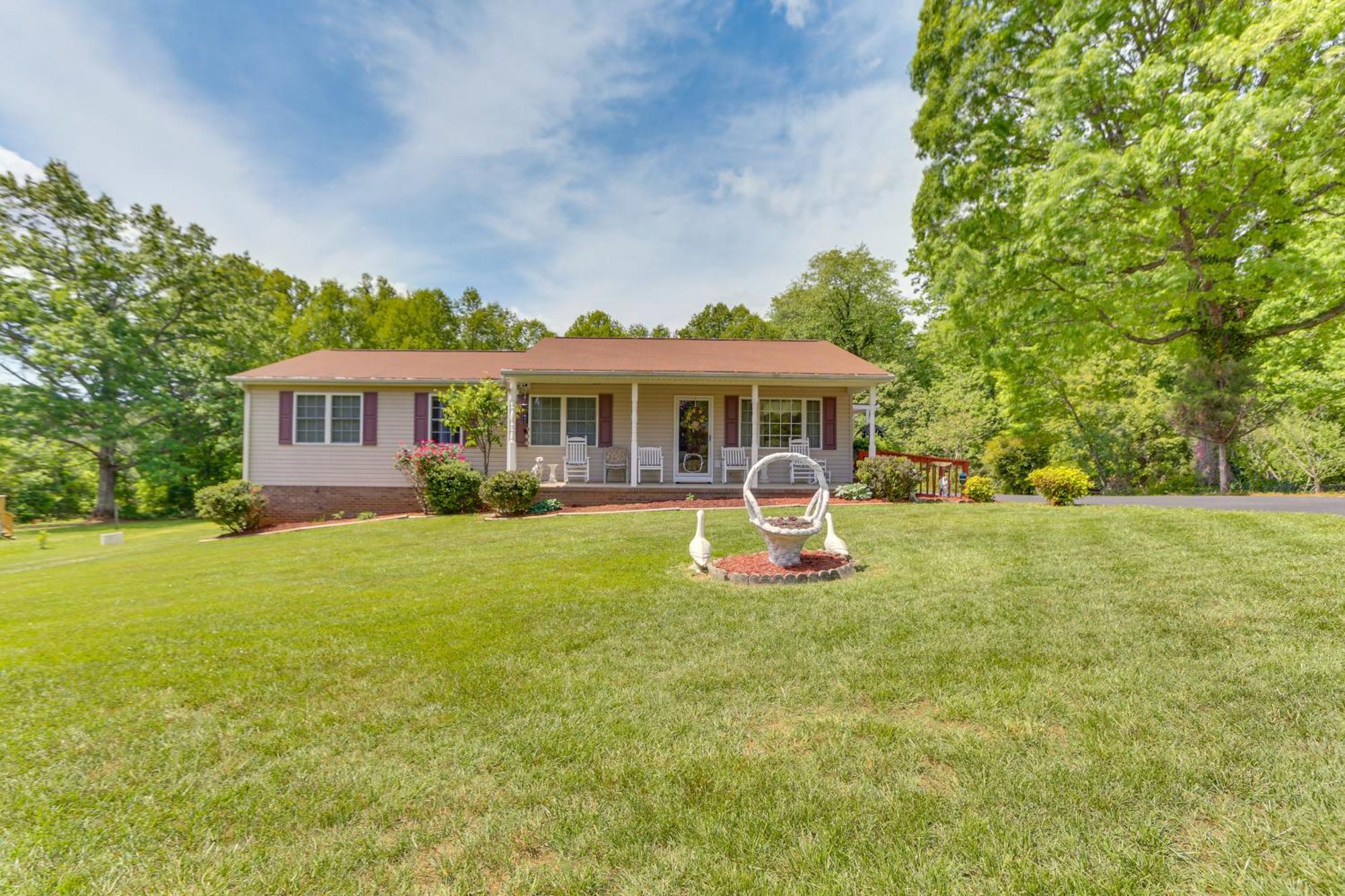 Chatham Getaway With Fireplace, Deck And Gas Grill! Eksteriør bilde