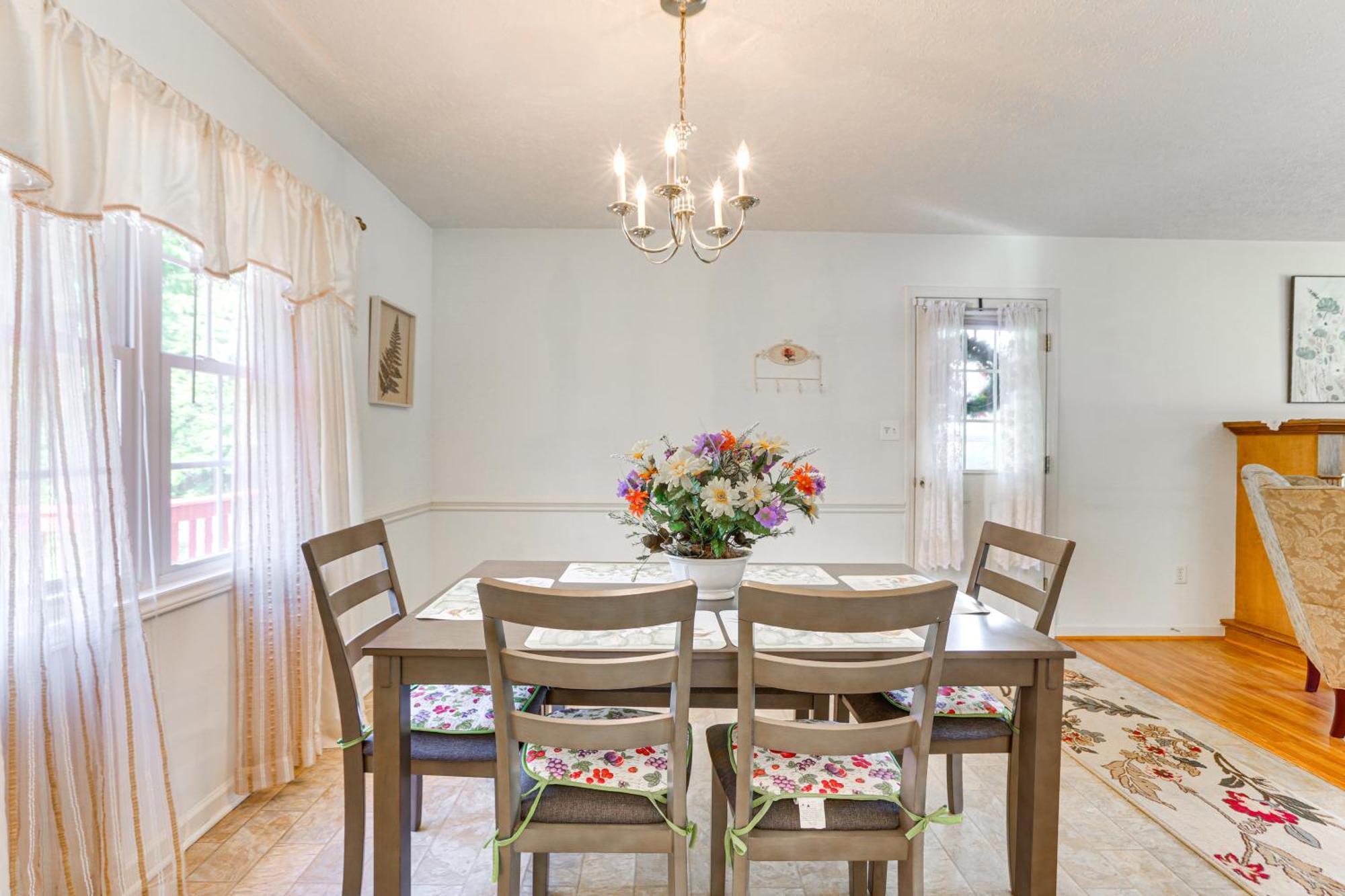 Chatham Getaway With Fireplace, Deck And Gas Grill! Eksteriør bilde